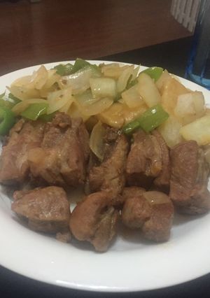 Una foto de Costillas con papas 