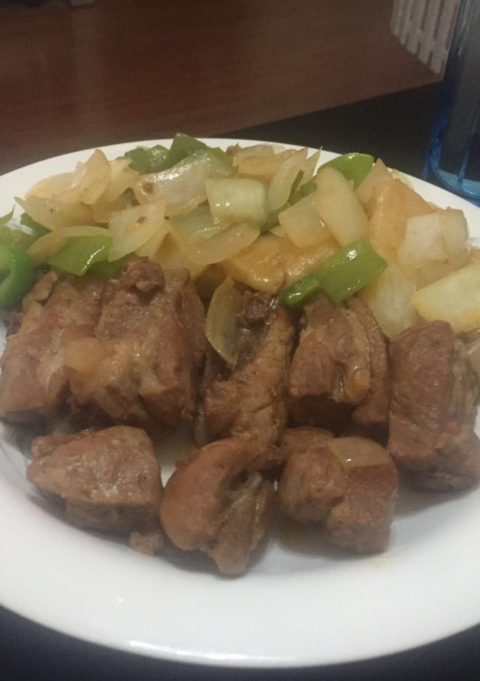 Una foto de Costillas con papas 