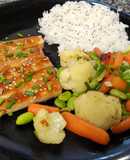 Tofu oriental com arroz de sushi e legumes salteados