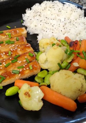 Foto de Tofu oriental com arroz de sushi e legumes salteados
