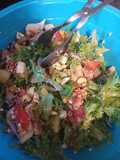 Salada com quinoa e queijo