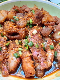 Hình của món Thịt vai heo kho cá phèn hồng.