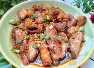 Hình của món Thịt vai heo kho cá phèn hồng.