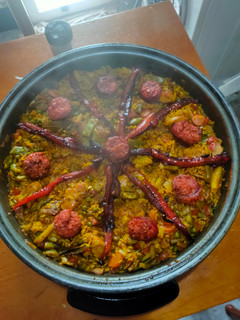 Una foto de Arroz con menestra imperial, chorizo salteado y pollo o conejo