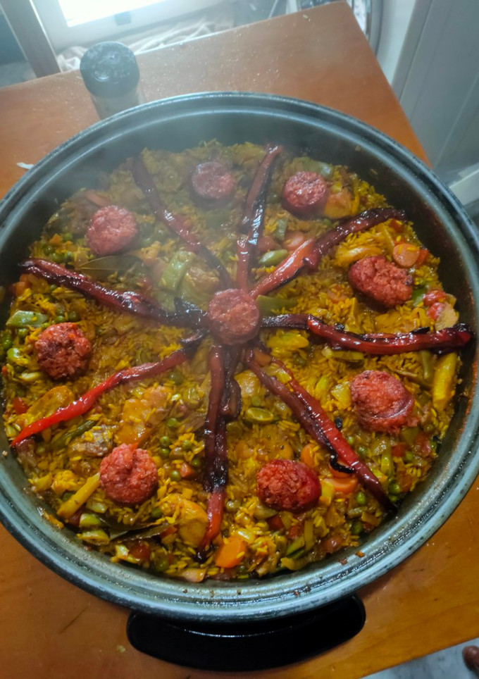 Una foto de Arroz con menestra imperial, chorizo salteado y pollo o conejo