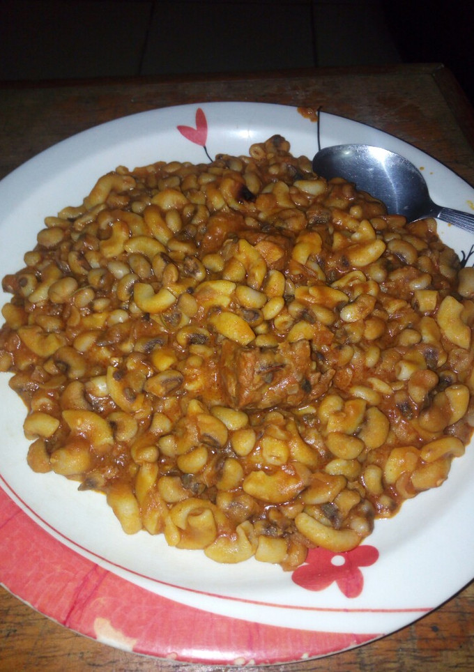 A picture of Beans and macaroni.