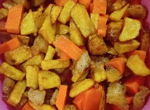 Una foto de Ensalada Fría de Pollo Frito y Papas Criollas