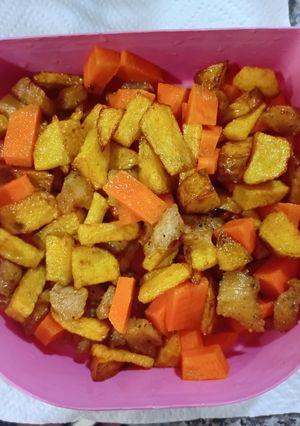 Una foto de Ensalada Fría de Pollo Frito y Papas Criollas