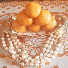 A picture of Besan laddoo.