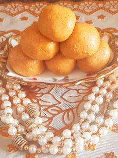 A picture of Besan laddoo.