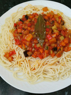 Una foto de Espaguetis con pisto se verduras