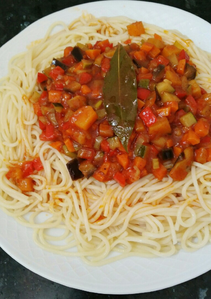 Una foto de Espaguetis con pisto se verduras