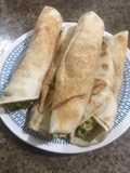 Sándwich de pan árabe (pita) con relleno de reina pepiada
