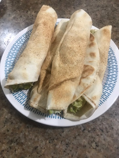 Una foto de Sándwich de pan árabe (pita) con relleno de reina pepiada