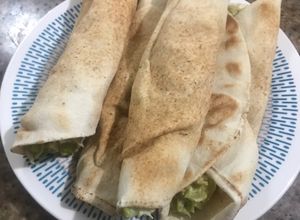 Una foto de Sándwich de pan árabe (pita) con relleno de reina pepiada