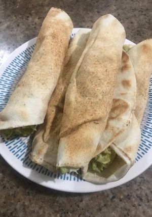 Una foto de Sándwich de pan árabe (pita) con relleno de reina pepiada