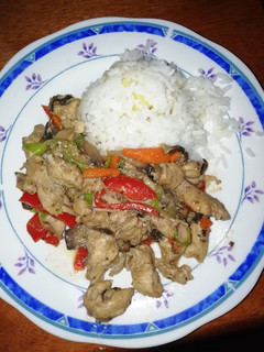 Una foto de Pollo y verduras salteadas con arroz