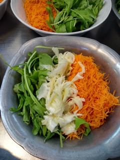 Una foto de Ensalada de zanahoria, hinojo y rucula