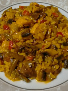Una foto de Arroz con pollo y con higaditos. Muy fácil