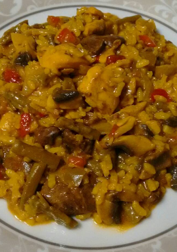 Una foto de Arroz con pollo y con higaditos. Muy fácil