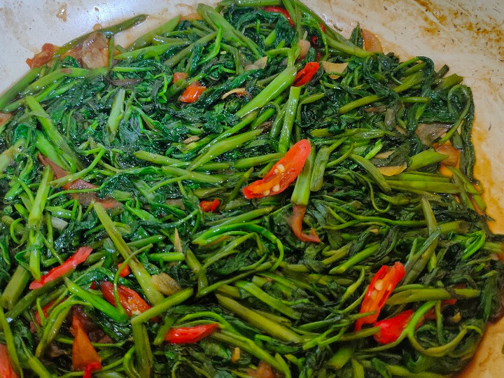 Cara Gampang Membuat Tumis kangkung pedas saus tiram yang Enak