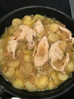Una foto de Pollo con patatas en salsa (rápido y fácil)