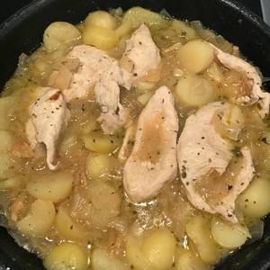Pollo con patatas en salsa (rápido y fácil)