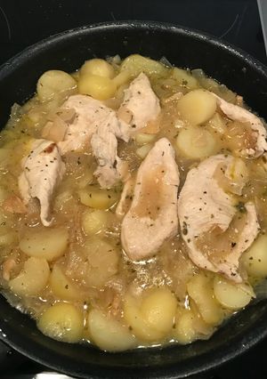 Una foto de Pollo con patatas en salsa (rápido y fácil)