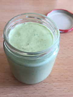 Una foto de Mayonesa de ajo, cebolla y espinaca