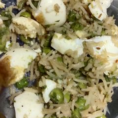 A picture of Fried egg with peas pulao.