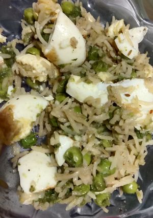 A picture of Fried egg with peas pulao.