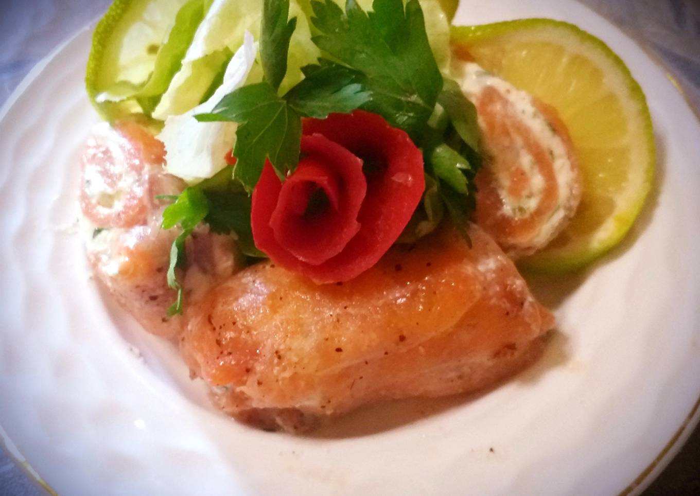 Salmon roll with white cheese and aromatic herbsðŸ˜œðŸ˜œðŸ‘ðŸ‘