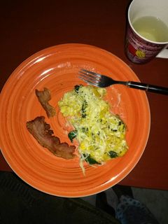 Una foto de Cetogénica: huevos revueltos con espinaca y bacon