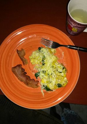 Una foto de Cetogénica: huevos revueltos con espinaca y bacon