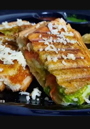 ગ્રીલ સેન્ડવીચ (Grill Sandwich Recipe In Gujarati) રેસીપી મુખ્ય ફોટો