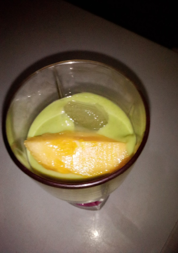 A picture of 🍐 pear & 🍌 banana smoothie.