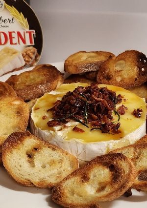 A picture of Easy microwave Camembert Snack.