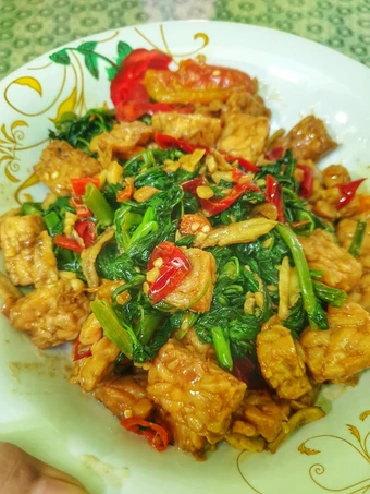 Cara Mudah Menyiapkan Resep Tumis kangkung teri tempe yang  Bikin Ketagihan Anti Ribet, Uenak Banget