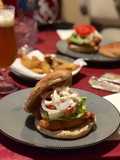 Hamburguesa crispy chicken y patatas deluxe