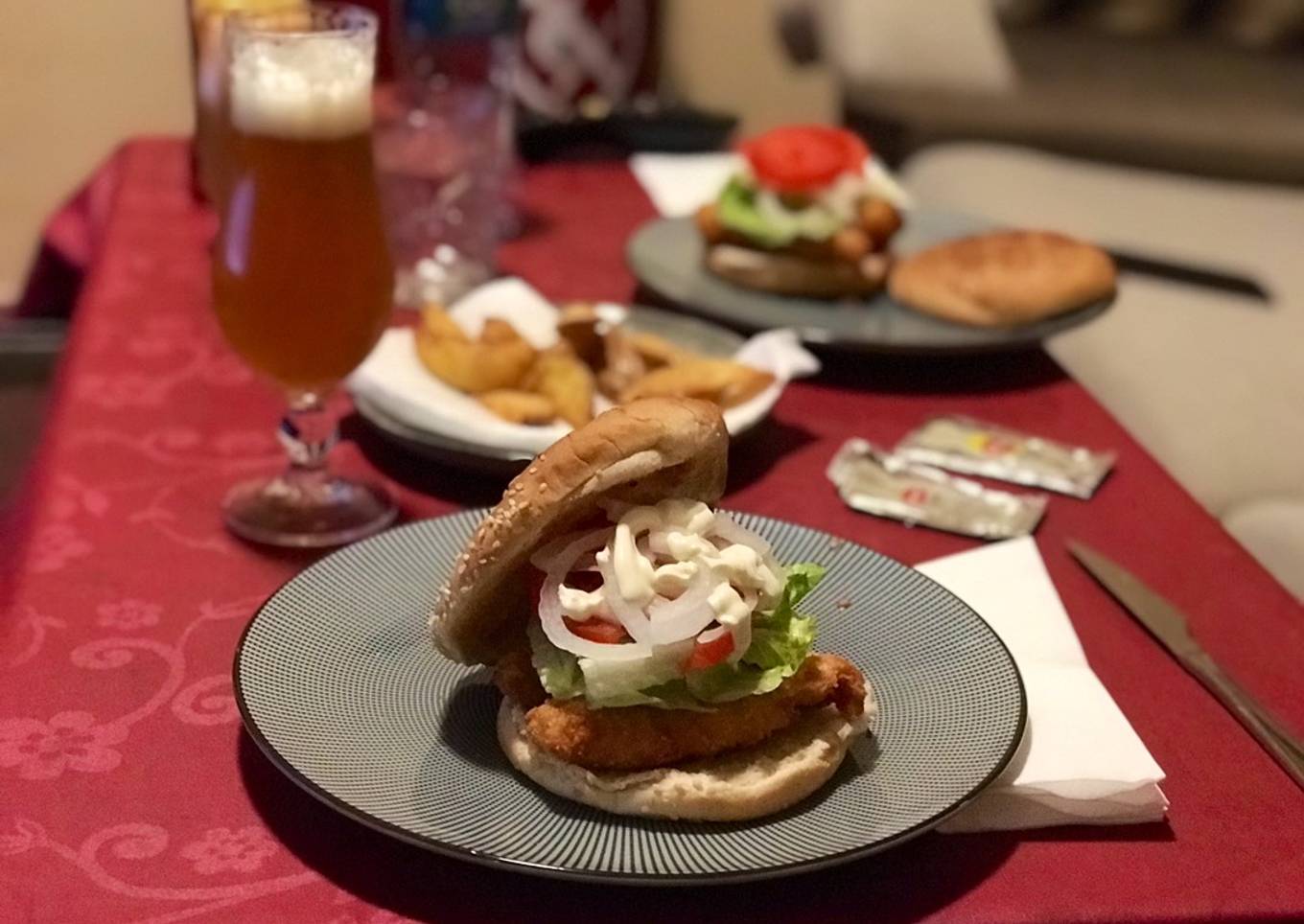 Hamburguesa crispy chicken y patatas deluxe