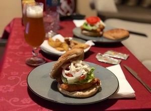 Foto principal de Hamburguesa crispy chicken y patatas deluxe