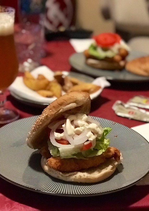 Una foto de Hamburguesa crispy chicken y patatas deluxe