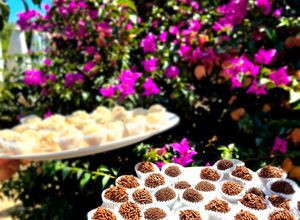Una foto de Brigadeiros de chocolate y chocolate blanco