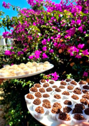 Una foto de Brigadeiros de chocolate y chocolate blanco