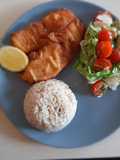 Pescado apanado, arroz con coco y ensalada