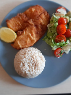 Una foto de Pescado apanado, arroz con coco y ensalada