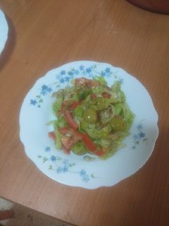 Una foto de Ensalada de escarola con berberechos y vinagreta de hierbas
