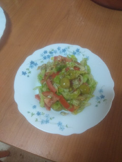 Una foto de Ensalada de escarola con berberechos y vinagreta de hierbas
