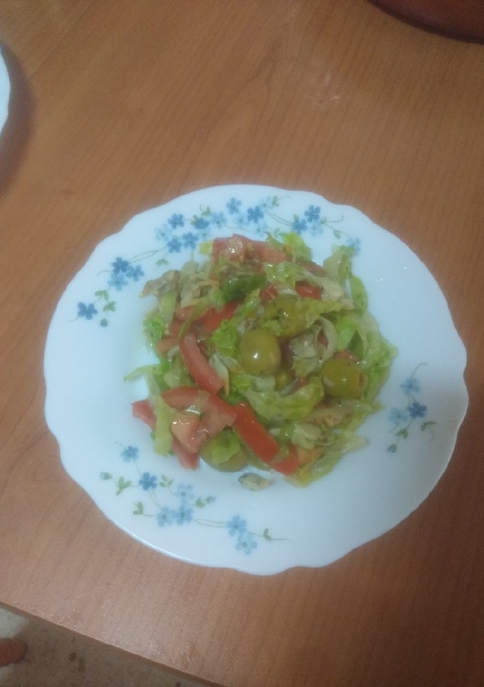 Una foto de Ensalada de escarola con berberechos y vinagreta de hierbas