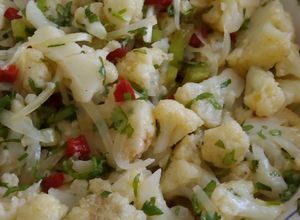 Una foto de Ceviche de coliflor con limón, mandarina y jengibre